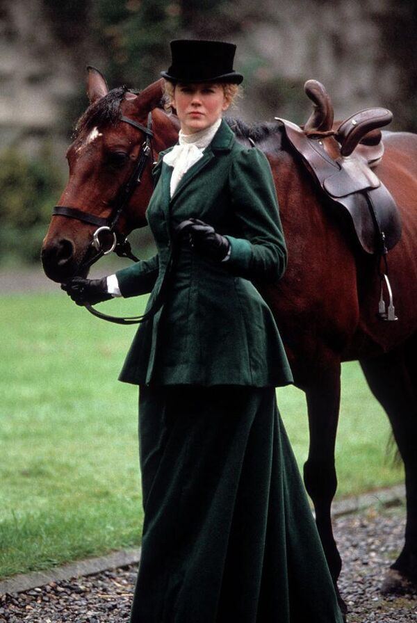 Николь Кидман ведет лошадь в сцене из фильма Далеко-далеко, 1992 год.  - Sputnik Беларусь