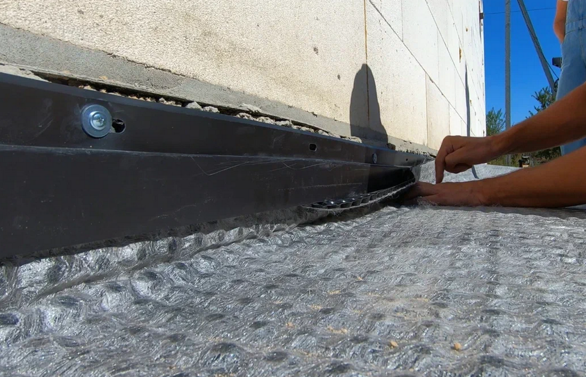 Мягкая отмостка, при которой дренажную работу выполняет специальная защитно-дренажная мембрана - Sputnik Беларусь, 1920, 29.12.2025