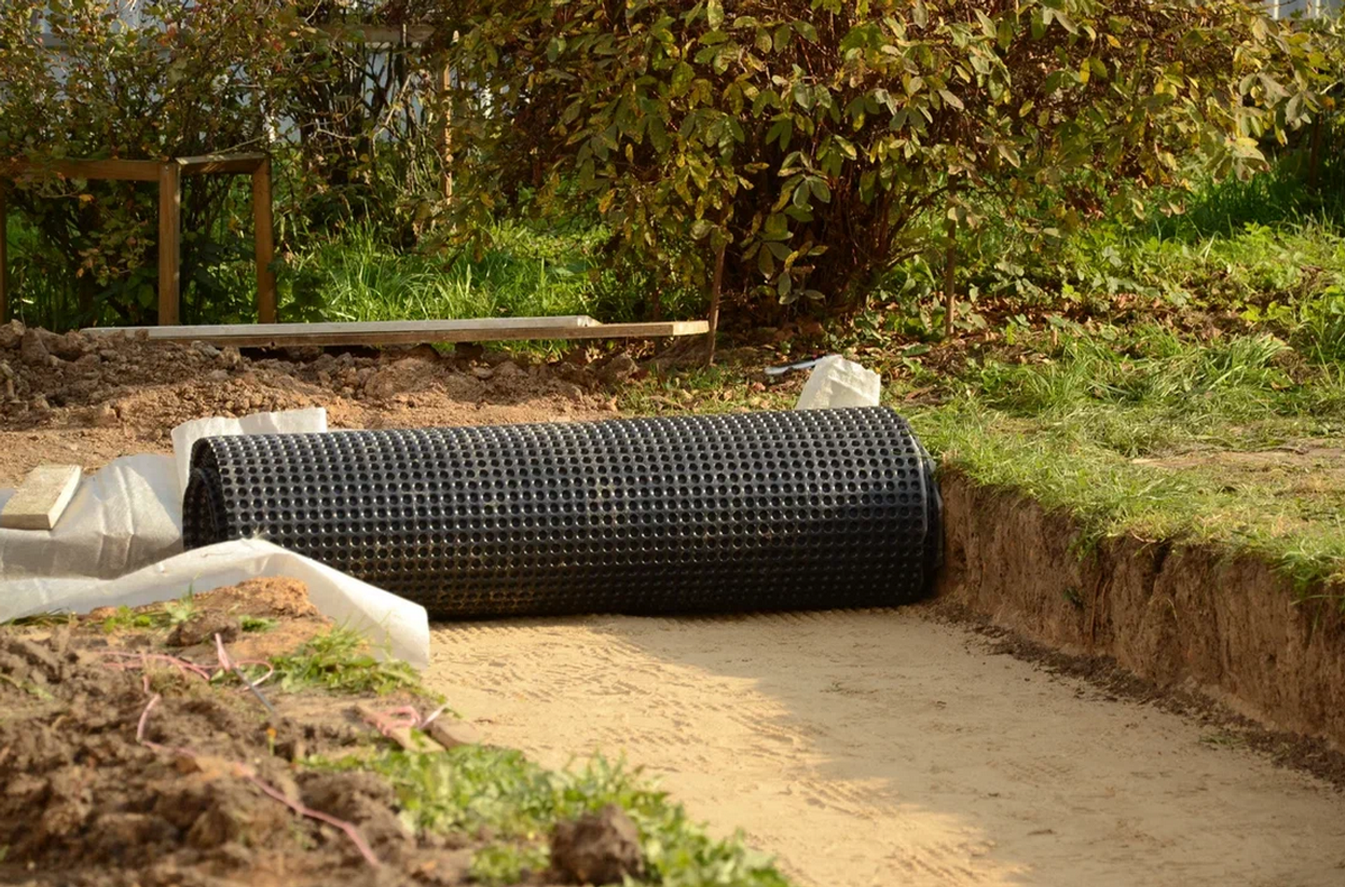 Чтобы дорожка оставалась ровной, в ее основание закладывают дренажную мембрану - Sputnik Беларусь, 1920, 29.12.2025