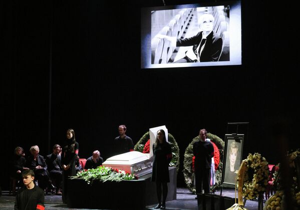 Цырымонія развітання з народнай артысткай РФ Верай Алентавай у Маскоўскім драматычным тэатры імя А.С. Пушкіна. - Sputnik Беларусь