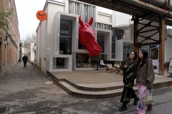 Гигантская голова лошади в в одном из ресторанов в Пекине.