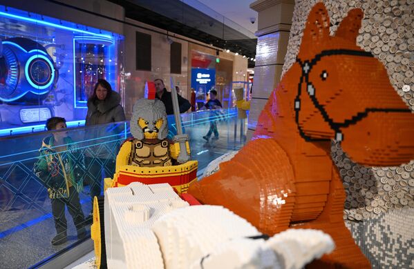 Лего-фигура в  Центральном Детском Магазине на Лубянке в Москве.