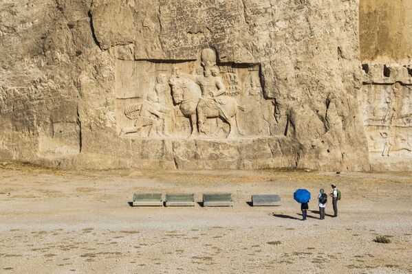 Барельеф в иранском Макше-Рустаме, изображающий триумф персидского царя Шапура I над римским императором Валерианом. Шапур I вместе со своим войском разбил римские легионы и взял в плен императора.