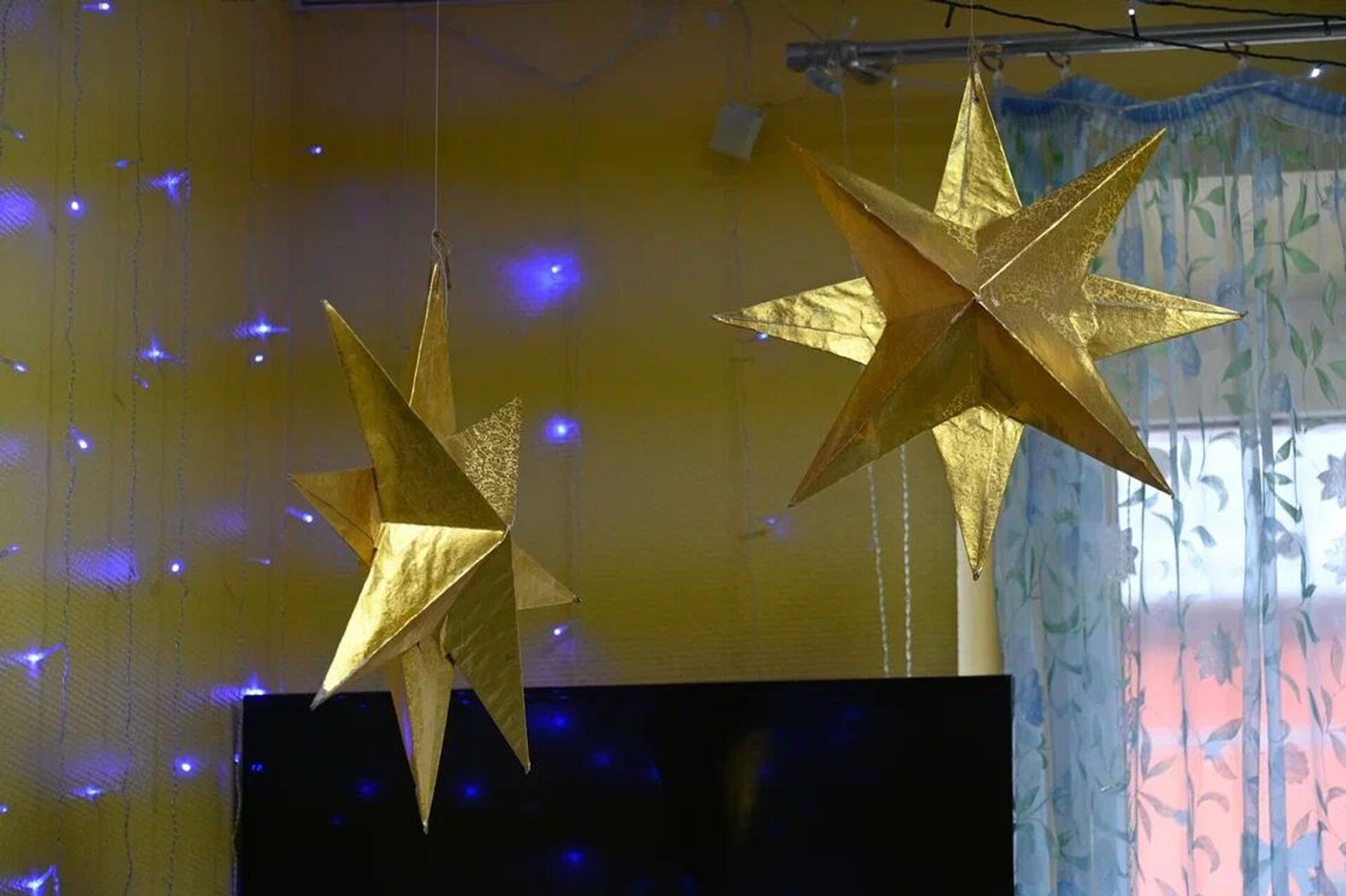 Золотые звезды воспитанники пансионата мастерили собственными руками