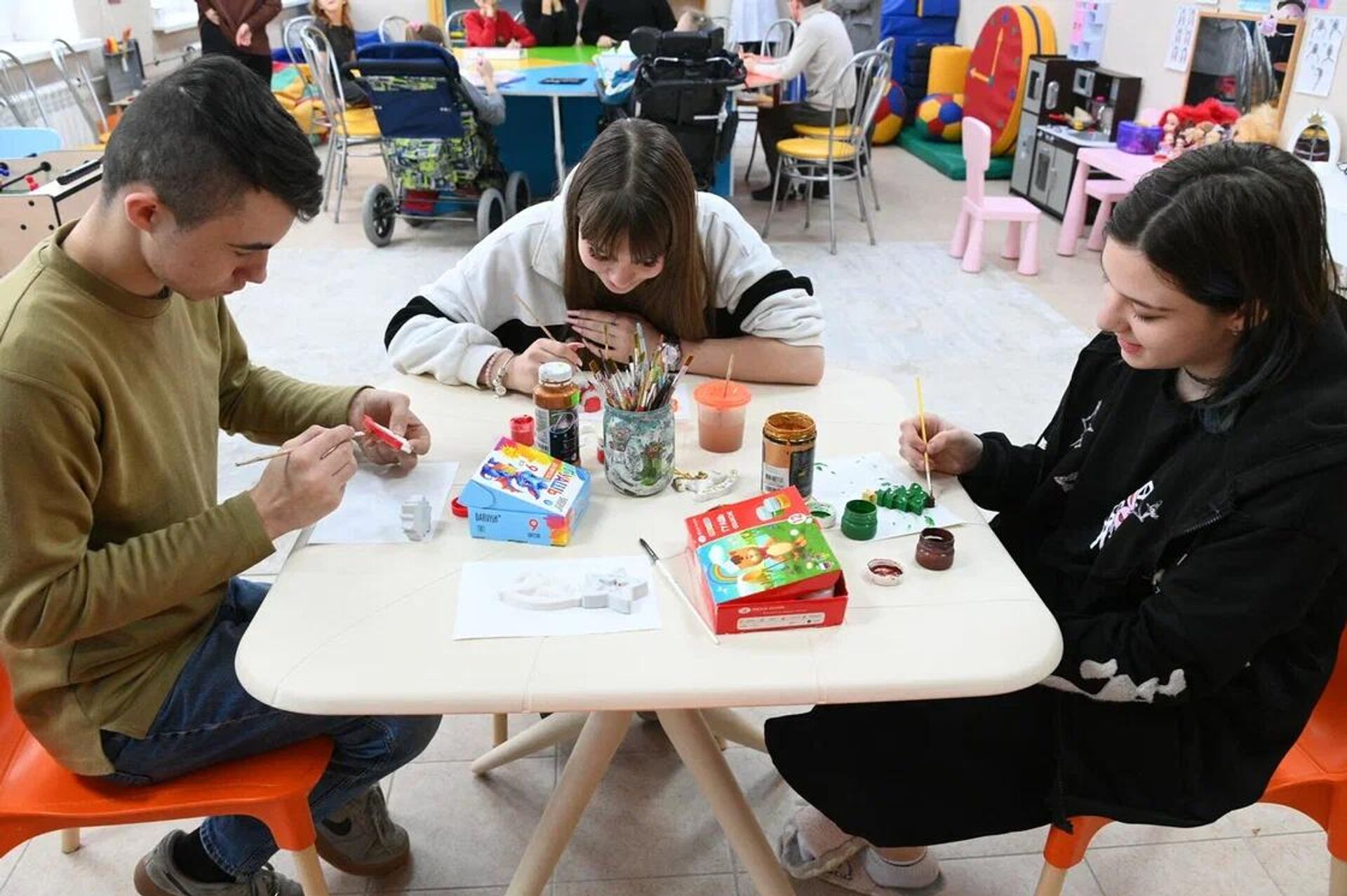 Ребята разукрашивают гипсовые поделки