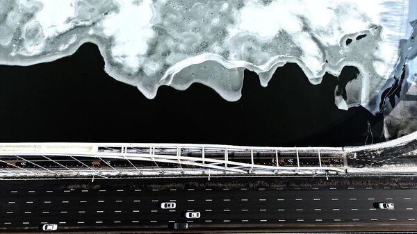 Аэрофотоснимок реки Хуньхэ, покрытой тонким слоем льда после сильного снегопада в городе Шэньян, провинция Ляонин, Китай.