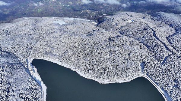 Вид с воздуха на заснеженное плато Топук, расположенное на высоте 1280 метров, после снегопада в районе Кайнасли города Дюзче, Турция