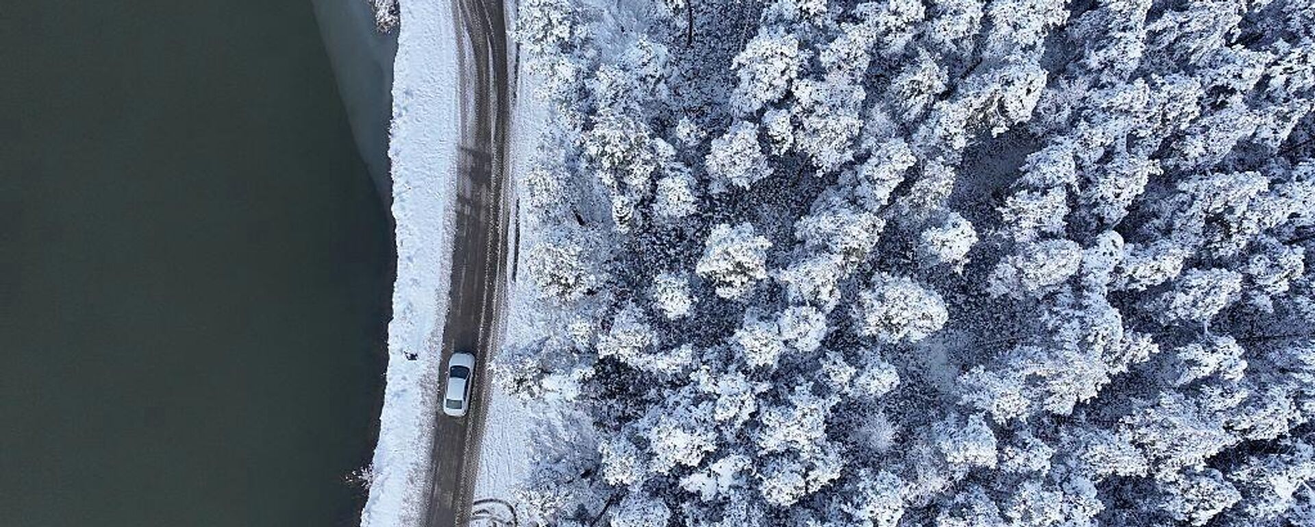 Від зверху на заснежанае плато Тапук, размешчанае на вышыні 1 280 м, пасля снегападу ў раёне Кайнаслі горада Дзюзчэ, Турцыя - Sputnik Беларусь, 1920, 05.01.2026