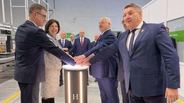 Аляксандр Лукашэнка на заводзе Гарызонт - Sputnik Беларусь