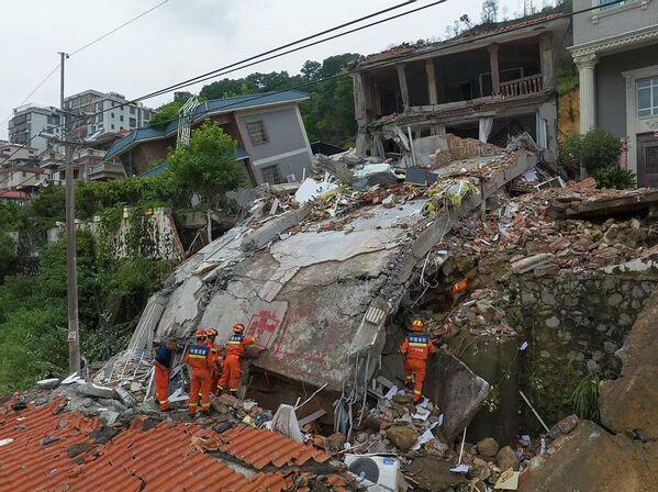 Спасатели работают на месте оползня, вызванного проливными дождями, в деревне Даюань в китайской провинции Гуандун (август 2025-го). - Sputnik Беларусь