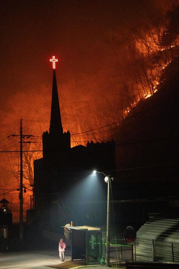 Сильнейший лесной пожар, распространившийся по городу Андон в Южной Корее из-за сильного ветра (март 2025 года). - Sputnik Беларусь