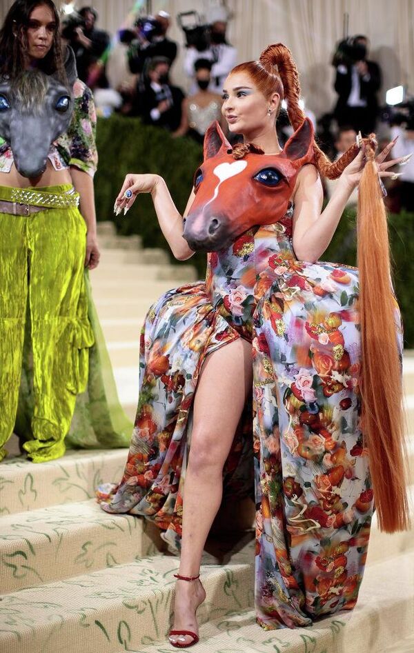 Оригинальный наряд немецкой певицы и автора песен Ким Петрас на балу Met Gala в Метрополитен-музее в Нью-Йорке 13 сентября 2021 года. - Sputnik Беларусь