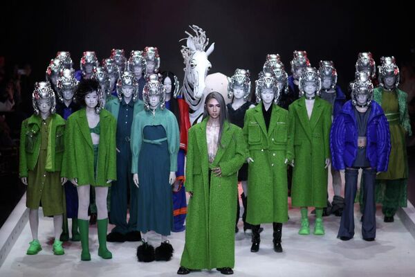 Лошадиные мотивы на модном показе D.MARTINA.QUEEN китайского дизайнера Дин Цзе на Шанхайской неделе моды осень/зима 2023. - Sputnik Беларусь
