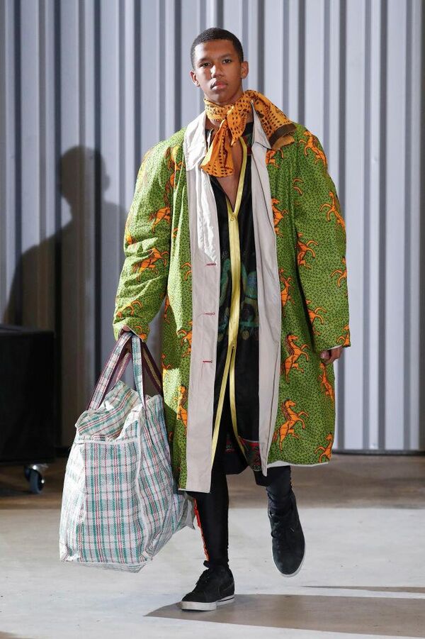 Силуэты лошадей на тренче модели во время модного показа французского бренда Xuly Bet в рамках Парижской недели моды весна/лето 2021. - Sputnik Беларусь