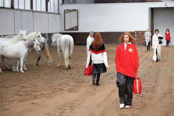 Показ коллекции британского модельера Стеллы Маккартни осень/зима 2023-2024 на Парижской неделе моды в 2023 году. - Sputnik Беларусь