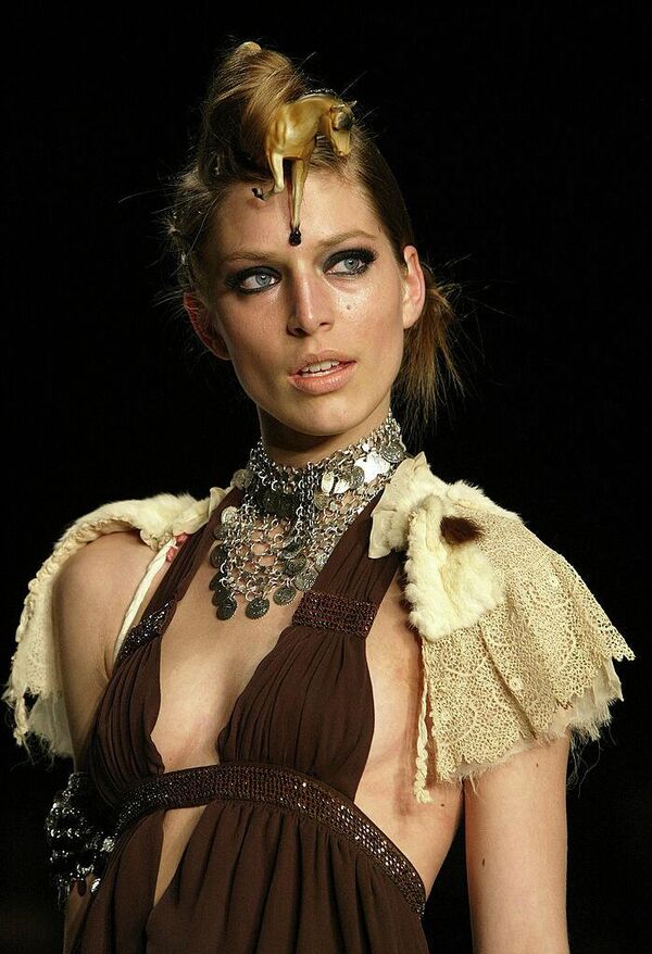 Модель с эффектной лошадью в прическе на показе мод Sass & Bide в Брайант-парке во время Недели моды Olympus 2004 в Нью-Йорке. - Sputnik Беларусь