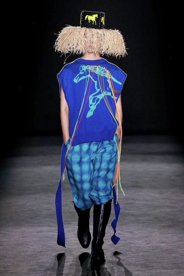 Модель в наряде с лошадиным принтом на показе мод Chulaap в о время Barcelona Fashion Show в феврале 2020 года. - Sputnik Беларусь