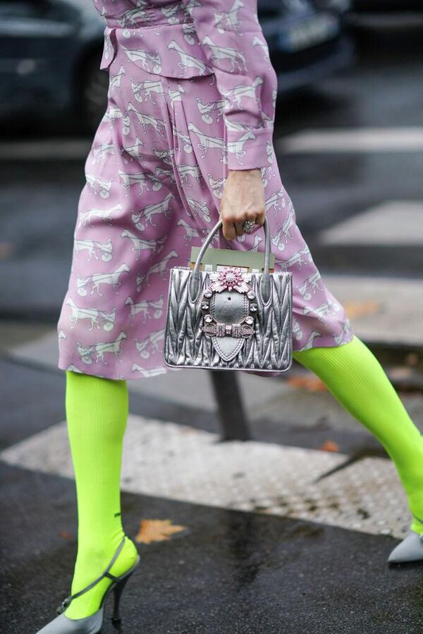 Гостья в бледно-розовом платье с рисунком жокеев и белых лошадей перед магазином Miu Miu во время Недели моды в Париже в октябре 2019 года. - Sputnik Беларусь