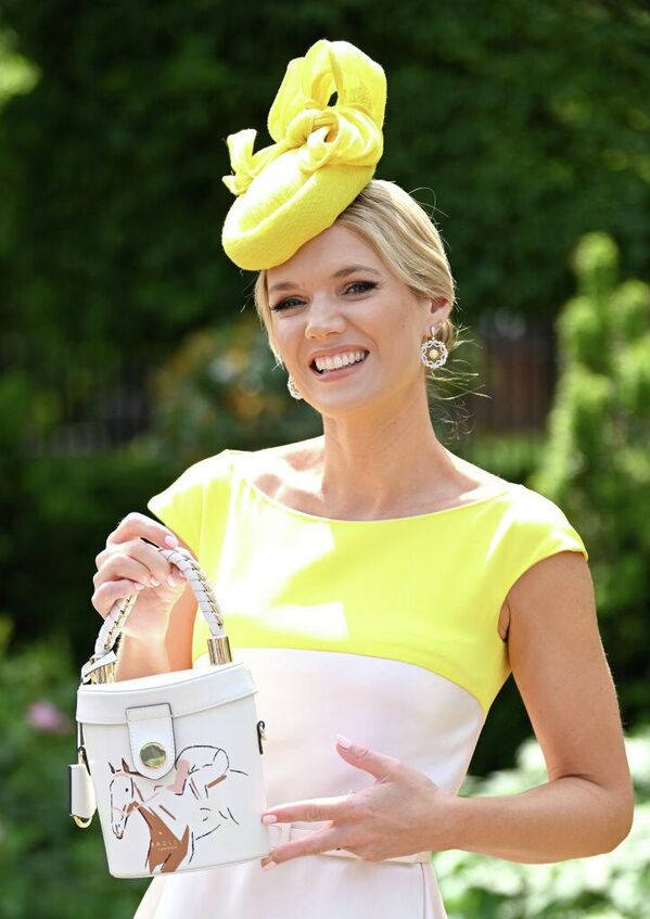 Британская телеведущая Шарлотта Хокинс с сумочкой с оригинальным лошадиным принтом в гостях на первом дне Королевских скачек в Аскоте в 2021 году. - Sputnik Беларусь