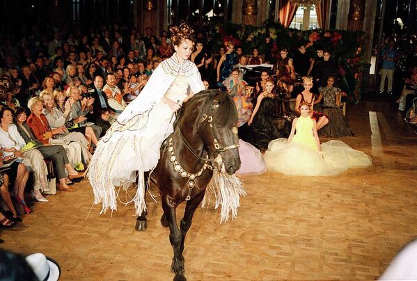 Модель Валентина Поццо ди Борго верхом на лошади в платье от Франка Сорбье на показе коллекции высокой моды сезона осень-зима 2001/2002 в Париже, Франция. - Sputnik Беларусь