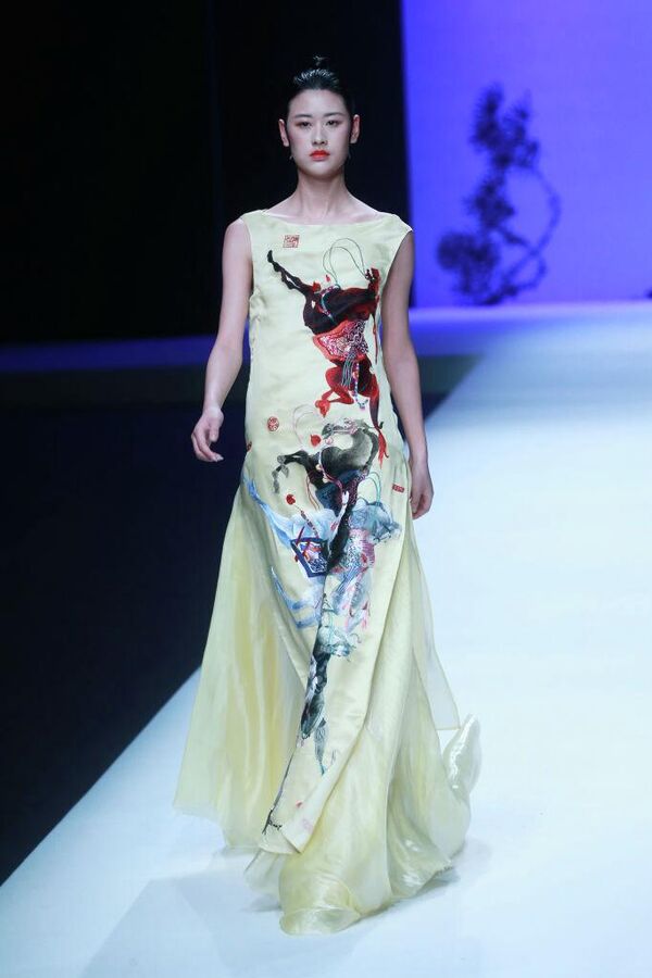 Эффектный принт в виде скаковых лошадей на наряде модели на показе David Sylvia дизайнера Хао Вэймина, Неделя моды Mercedes-Benz China сезона осень/зима 2018/2019 в Пекине, Китай. - Sputnik Беларусь