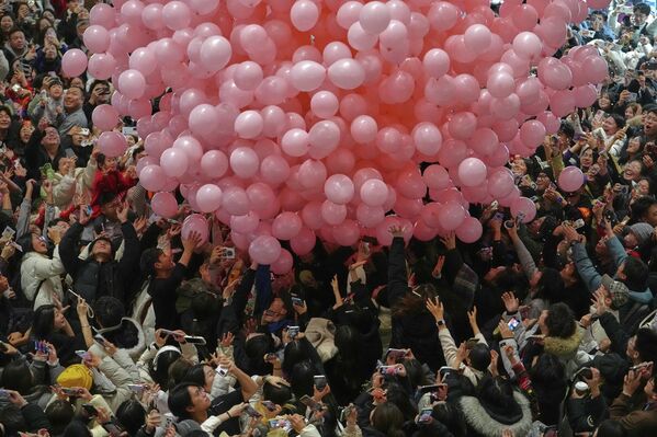 Новогоднее празднование в Пекине - местные жители и туристы хором отсчитывали последние секунды уходящего 2025-го и ловили падающие воздушные шары в момент наступления Нового 2026-го. 