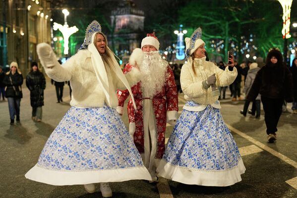 Дед Мороз и Снегурочки во время празднования Нового года в Санкт-Петербурге, Россия.