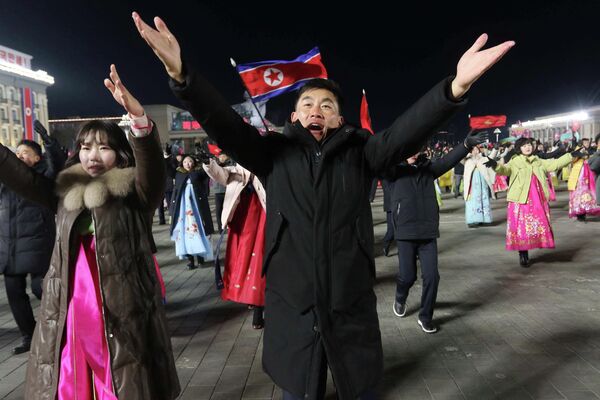 Вечерний гала-концерт с участием молодежи и студентов, посвященный празднованию Нового года, на площади Ким Ир Сена в Пхеньяне, Северная Корея.