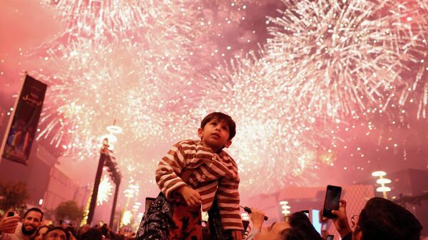 Дзіця назірае за феерверкам падчас навагодніх урачыстасцей у Лусаіле, Катар - Sputnik Беларусь