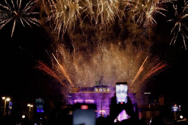 Фейерверк над Бранденбургскими воротами во время новогодних торжеств в Берлине.