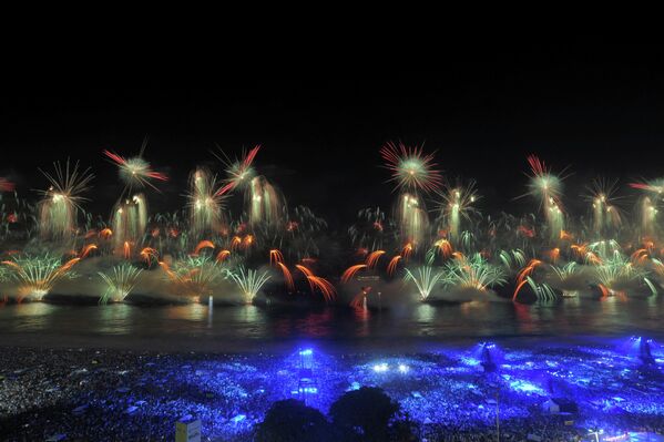 Новогодний фейерверк на пляже Копакабана в Рио-де-Жанейро, Бразилия.