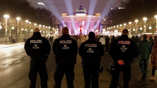 Полиция в Берлине во время празднования Нового года 2026 - Sputnik Беларусь