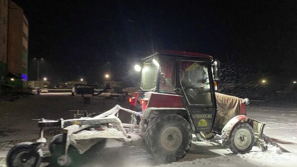 Более 220 единиц коммунальной техники убирают снег в Минской области - Sputnik Беларусь