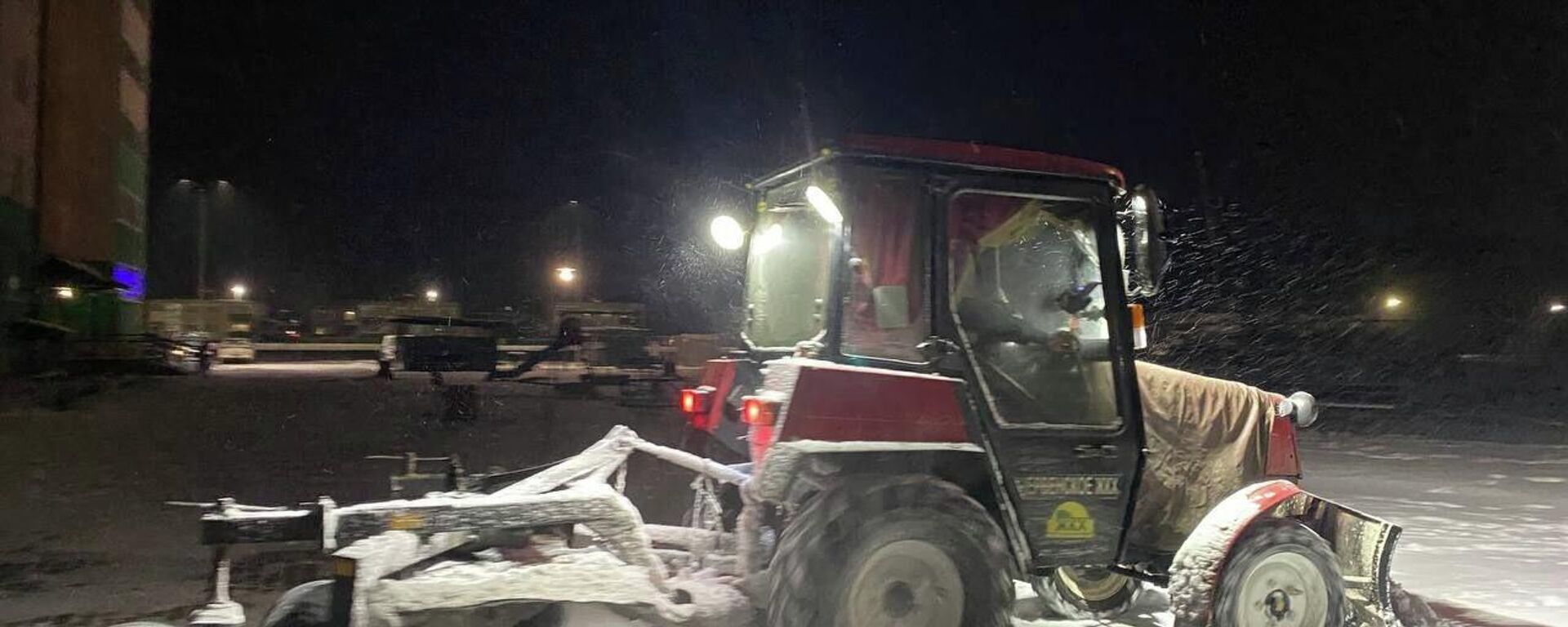 Более 220 единиц коммунальной техники убирают снег в Минской области - Sputnik Беларусь, 1920, 02.01.2026