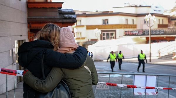 Люди на месте взрыва и пожара у бара Le Constellation на горнолыжном курорте Кранс-Монтана, Швейцария - Sputnik Беларусь