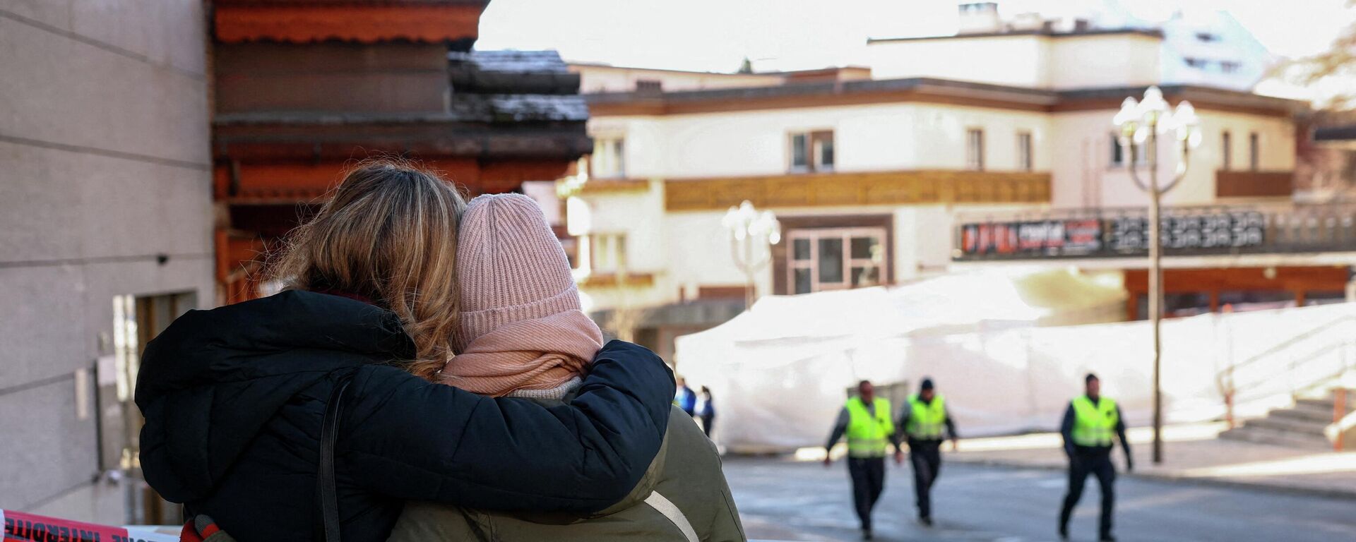 Люди на месте взрыва и пожара у бара Le Constellation на горнолыжном курорте Кранс-Монтана, Швейцария