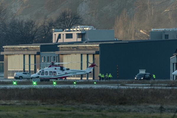 Вертолет швейцарской санитарной авиации в аэропорту Сьона после пожара и взрыва в баре на элитном горнолыжном курорте Кран-Монтана.