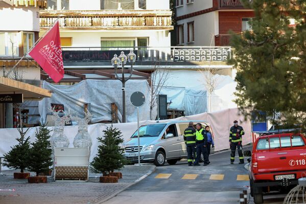 Сотрудники экстренных служб работают возле бара &amp;quot;Le Constellation&amp;quot; после взрыва и пожара во время новогодней вечеринки. Фотография сделана 1 января 2026 года на фешенебельном горнолыжном курорте Кран-Монтана на юго-западе Швейцарии.