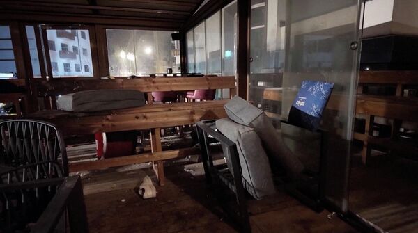 Место взрыва и пожара в баре &amp;quot;Le Constellation&amp;quot;, где, по данным швейцарской полиции, во время многолюдной новогодней вечеринки погибли порядка 40 человек и почти 120 получили травмы.