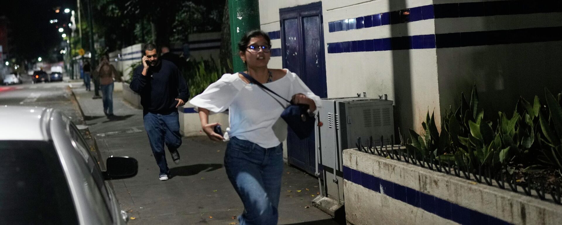 Людзі бягуць ад выбухаў у Каракасе - Sputnik Беларусь, 1920, 03.01.2026