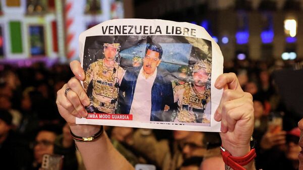 Грамадзяне ў Каракасе, пратэстуючыя супраць захопу амерыканскімі ваеннымі прэзідэнта Венесуэлы Нікаласа Мадуры - Sputnik Беларусь
