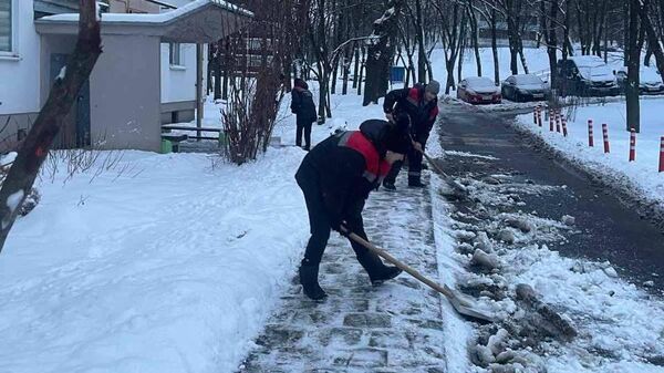 Работники коммунальных служб убирают снег в Минске - Sputnik Беларусь