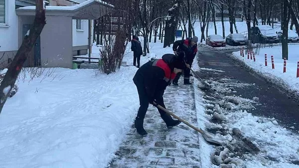 Почти полторы тысячи рабочих ЖКХ убирают столичные дворы от снега
