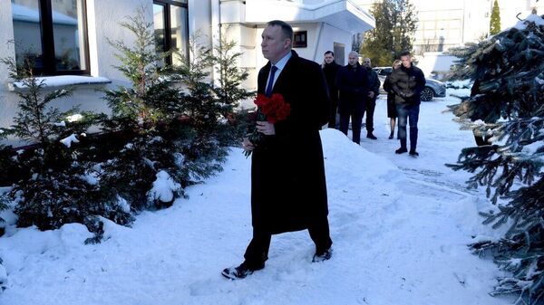 Члены партии ЛДПБ возложили цветы к посольству Венесуэлы в Минске - Sputnik Беларусь