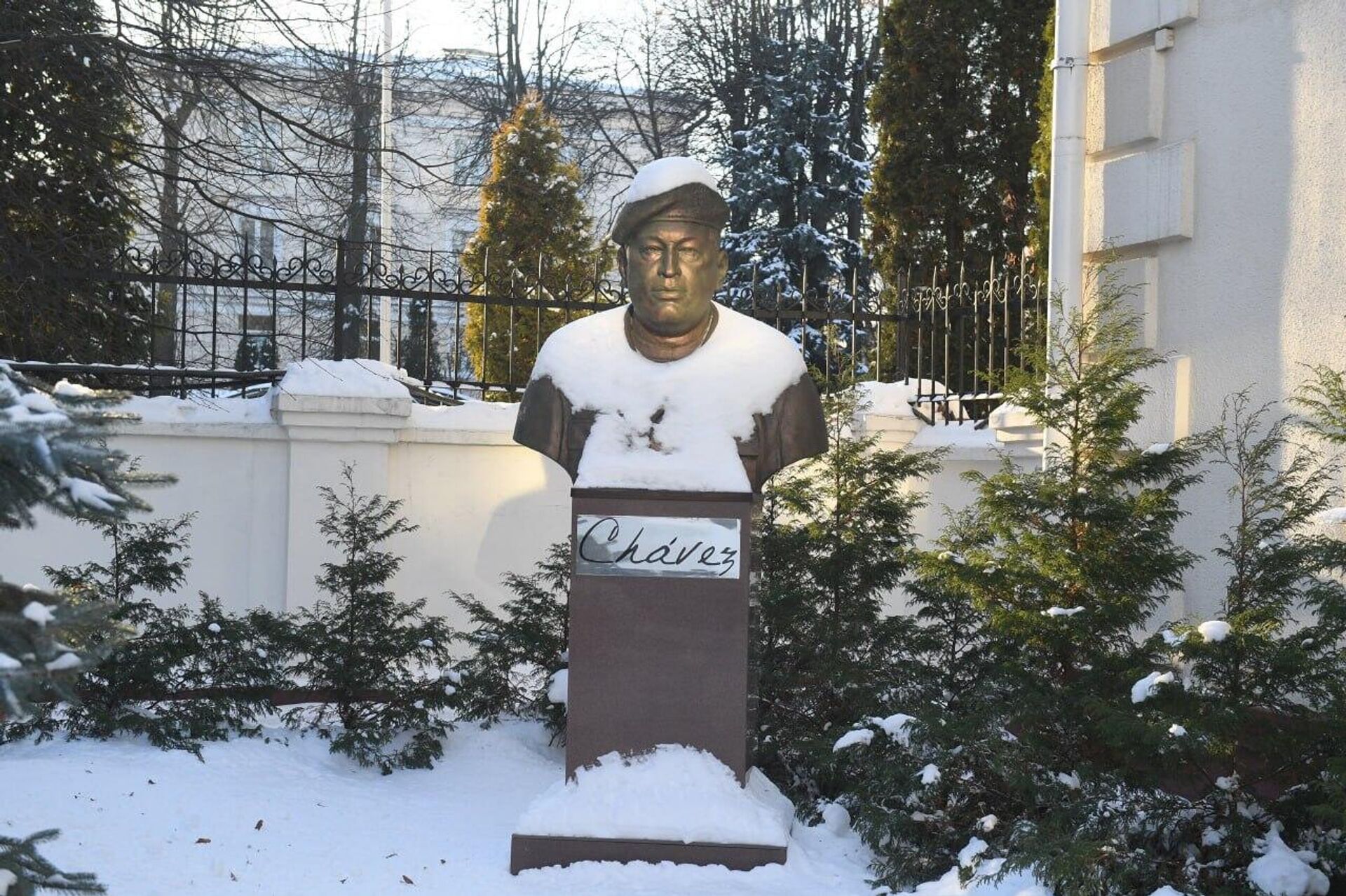 Бюст Уго Чавеса на территории посольства Венесуэлы в Минске - Sputnik Беларусь, 1920, 05.01.2026