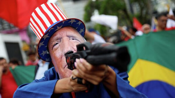 Мужчына ў масцы Дональда Трампа на акцыі пратэсту супраць атакі ЗША на Венесуэлу - Sputnik Беларусь