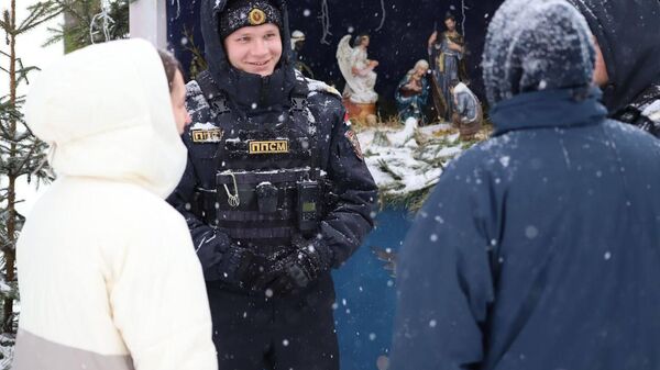 Сотрудник милиции у храма в Минске - Sputnik Беларусь