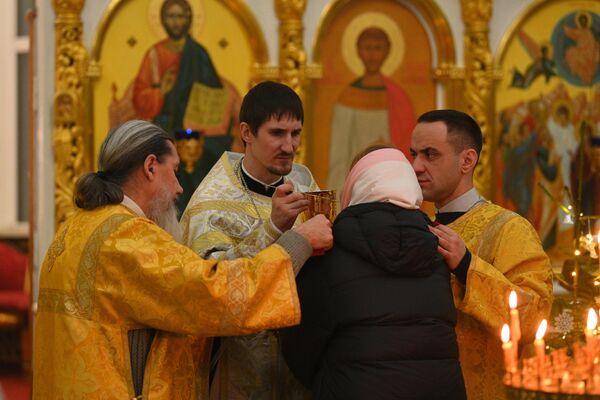 Рождественская служба в Храме Вознесения Господня в Фаниполе - Sputnik Беларусь