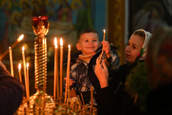 Рождественская служба в Храме Вознесения Господня в Фаниполе - Sputnik Беларусь