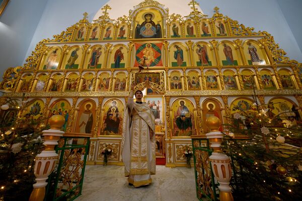 Рождественская служба в Храме Вознесения Господня в Фаниполе - Sputnik Беларусь